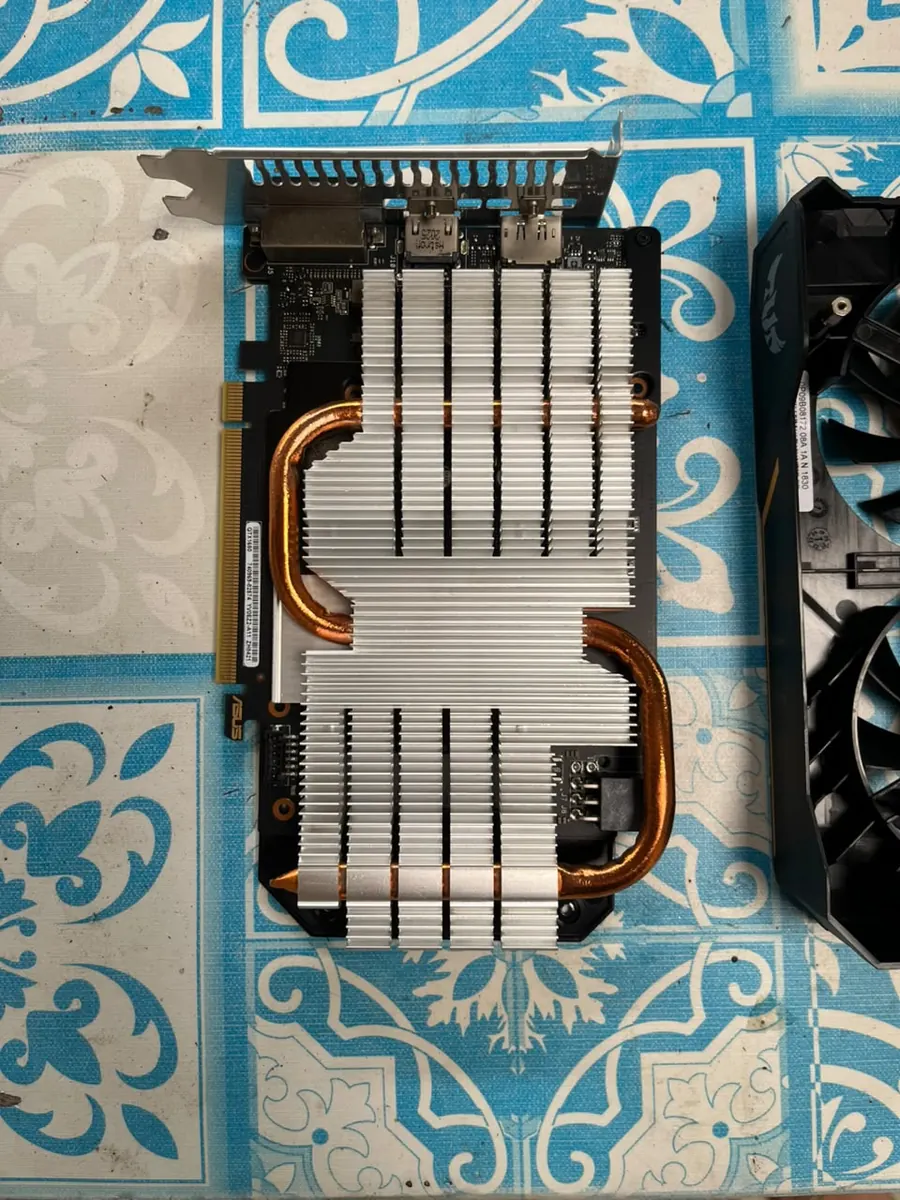 Placa de vídeo desmontada: dissipador limpo ao lado da tampa das ventoinhas
