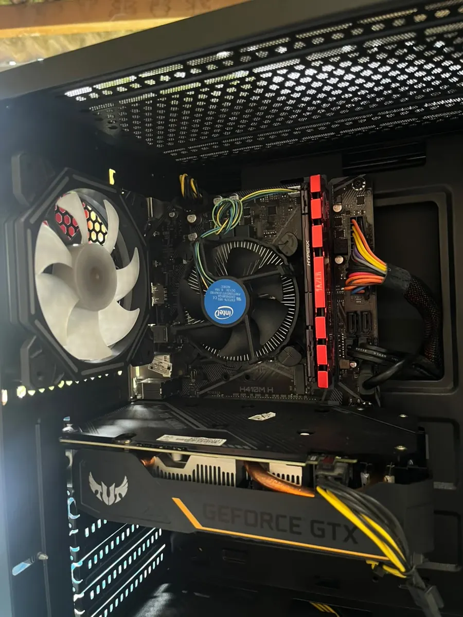 PC gamer montado e limpo, com as luzes acesas